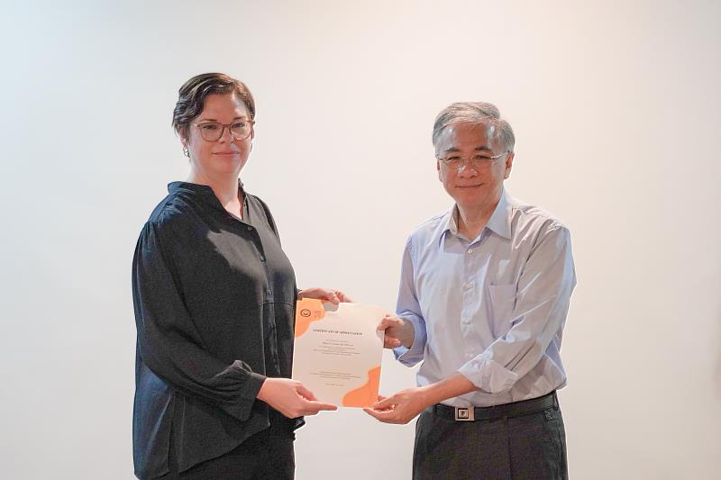 校長鄭道明(右)特別代表致贈感謝狀,肯定Mari-Louise du Plessis帶給學生設計新視野。