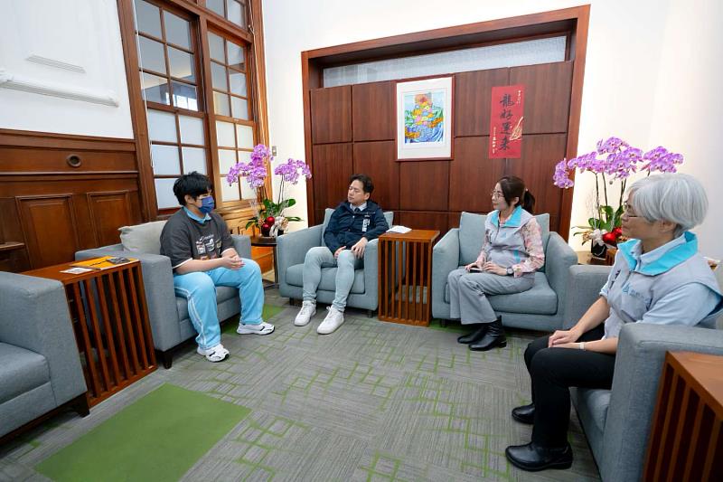 圖2： 現場氣氛輕鬆愉快，大家進行著愉快的聊天。m.jpg