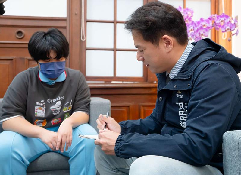 圖3：邱臣遠代理市長親自到場作畫，並將作品送給學童。m.jpg