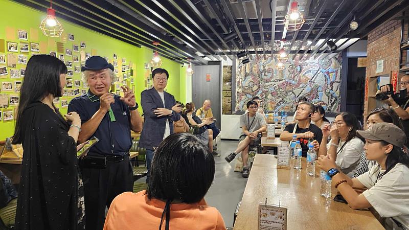 廖繼春和吳炫三聯合創作壁畫《舞龍舞獅》的收藏家，同時也是天琴廳的創辦人董光世醫師(左二)有意重啟天琴廳的榮景