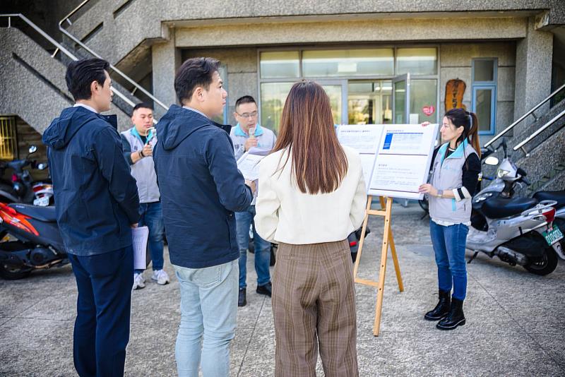 香山區長陳享澤向邱代理市長報告市民活動中心建物及周邊環境