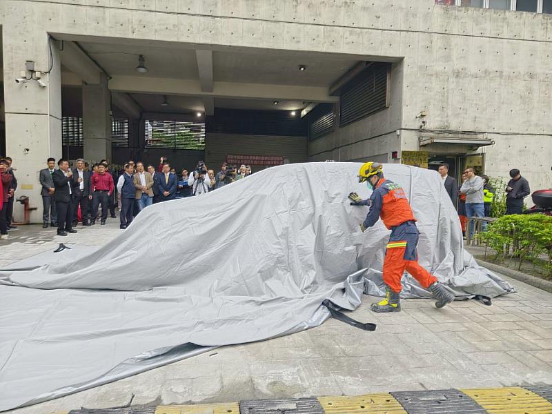 這批滅火毯可大大提昇消防人員搶救效能，也希望這份熱情與愛心能繼續流轉於社會間，更期望能藉此拋磚引玉，讓社會上更多人關心防災及救災安全之問題，消防局也將持續秉持著赤誠之心，貫徹本市維護公共安全之決心。