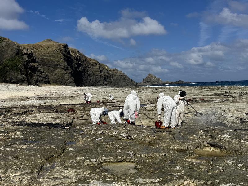 歷時近一年 綠島鄉楠仔湖不明油污清理工作圓滿完成 環保局呼籲共同守護海洋生態與自然環境