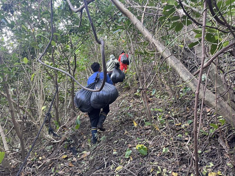 歷時近一年 綠島鄉楠仔湖不明油污清理工作圓滿完成 環保局呼籲共同守護海洋生態與自然環境