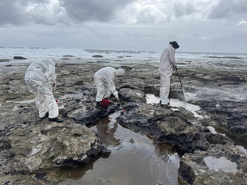 歷時近一年 綠島鄉楠仔湖不明油污清理工作圓滿完成 環保局呼籲共同守護海洋生態與自然環境