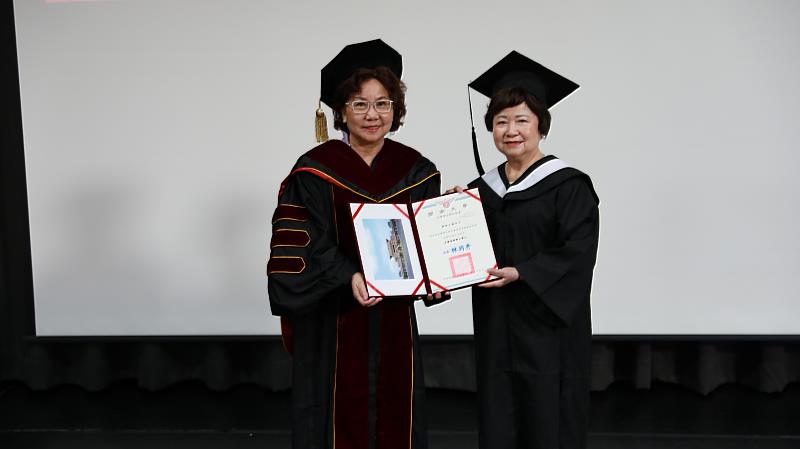 游林玉春女士（右）榮獲開南大學榮譽學士學位，由林玥秀校長頒發證書。