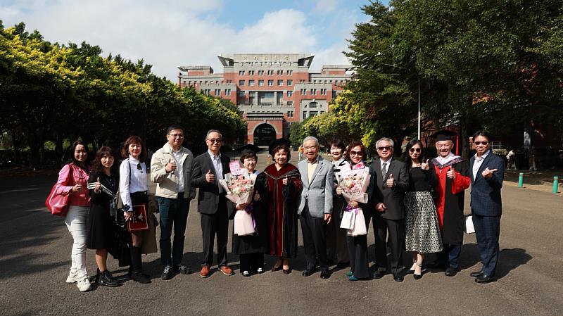 游林玉春女士榮獲開南大學榮譽學士學位與校方及家人合影。