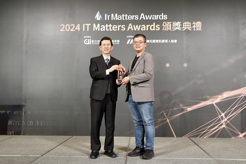 一卡通公司以「減碳經濟-綠色運具最佳解決方案」榮獲 2024 IT Matters Awards「社會影響力專案獎」殊榮，由數位發展部部長黃彥男（左）頒獎，一卡通公司技術副總經理闕大順（右）代表出席受獎