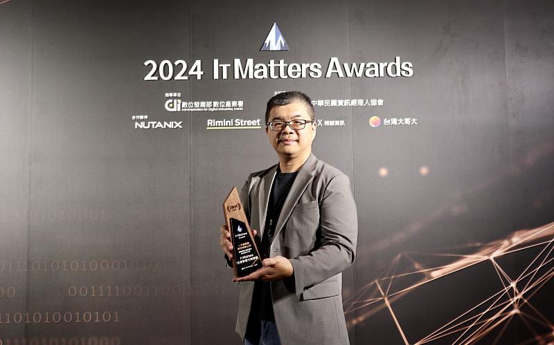 一卡通公司榮獲 2024 IT Matters Awards「社會影響力專案獎」殊榮，由一卡通公司技術副總經理闕大順代表出席受獎