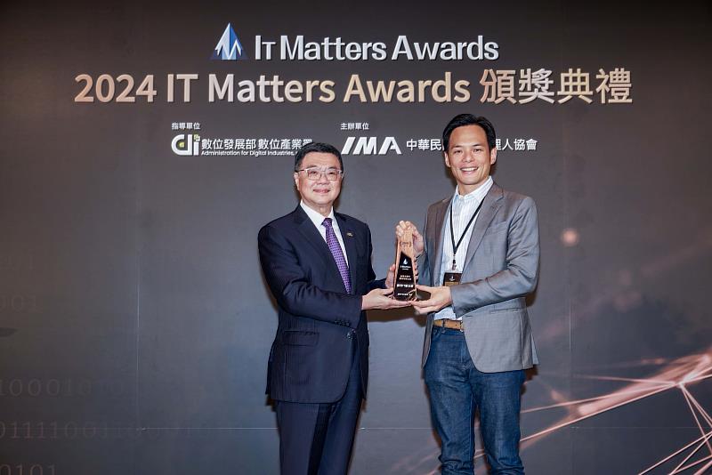 台灣大以創新DNA賦能「π型菁英」培育，榮獲2024 IT Matters Awards「最佳IT雇主獎」，由台灣大總經理林之晨領獎。