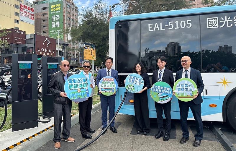 遠傳協助新竹市打造的全台首座電動公車公共充電樁，為市民提供零汙染的綠色公車路線。代理市長邱臣遠(左三)、遠傳資訊暨數位轉型科技群協理張文津(右二)。