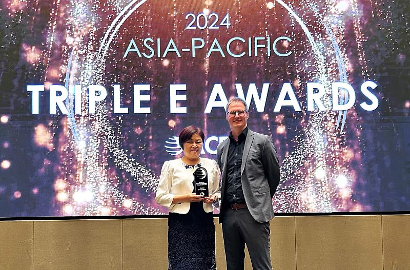 朝陽科大同時榮獲歐洲Triple E Awards年度傑出社會參與暨永續大學特別表彰獎，為台灣唯一獲獎學校，由副研發長劉素娟(左)代表領獎。