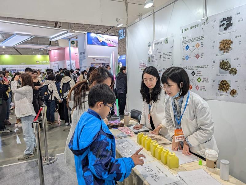 學生在展場體驗中醫四氣五味藥材辨識，興致盎然。