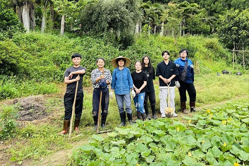 建築學院以所學，盤點、種植新樹，幫助新埔廢棄茶園再生，輔導老農以樹養老，落實USR大學社會責任。