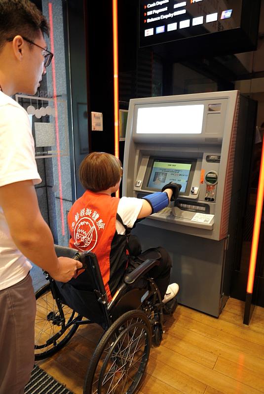 滙豐同仁模擬坐輪椅客戶，使用具有容膝空間的友善型ATM