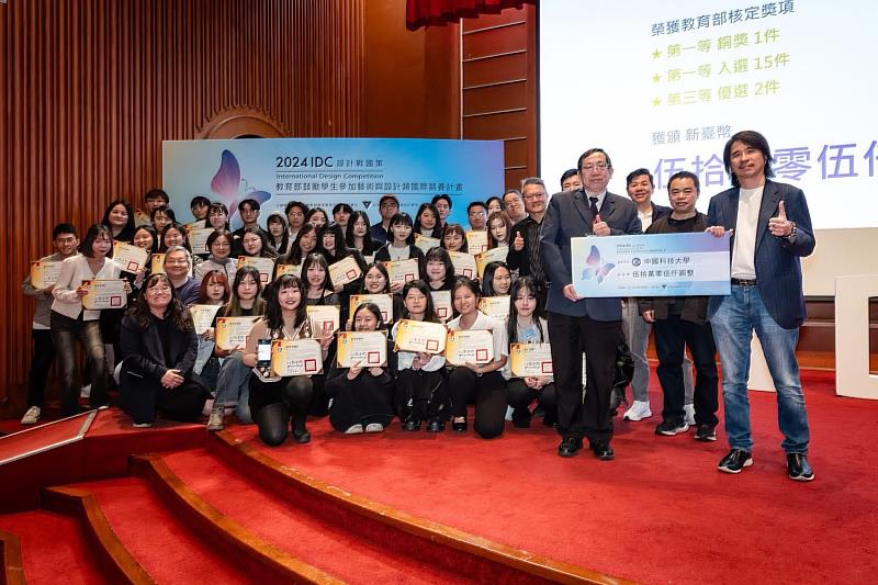 中國科技大學視傳系獲獎師生與教育部葉丙成次長合影(照片/中國科大提供)