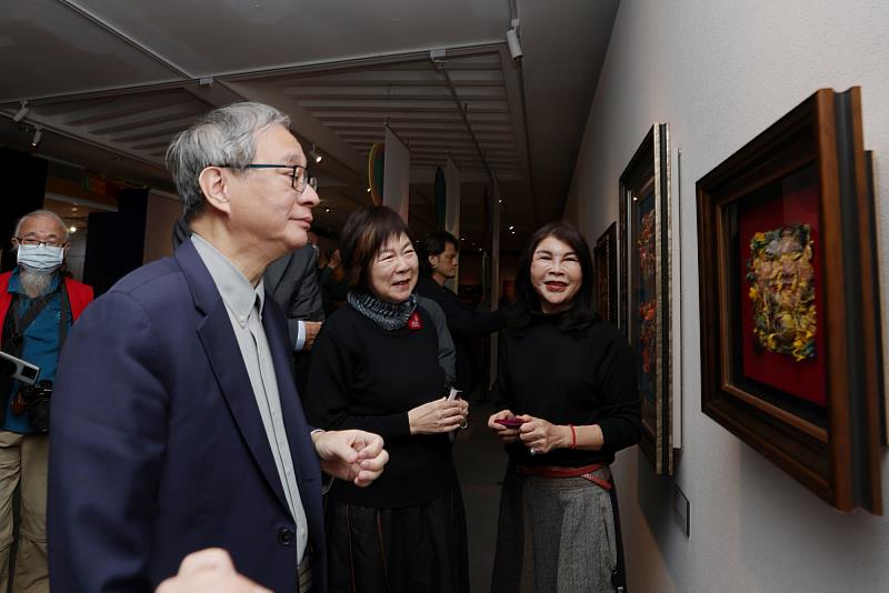 文化部長李遠（左）參觀「幸福藝饗－粘碧華藝術創作與收藏展」，工藝家粘碧華（中）介紹其作品