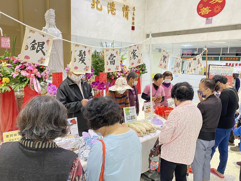 樂齡市集吸引民眾選購新鮮農產品。