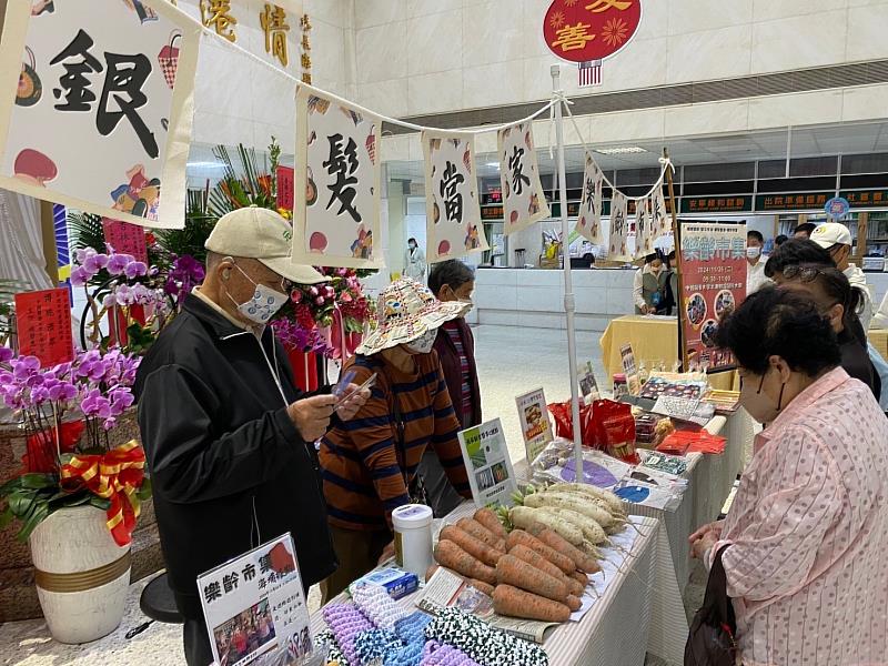 長輩學習兜售自己耕作的農產品、食品。