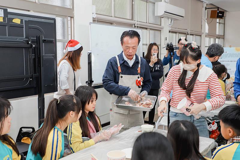 嘉義縣政府推動校園食魚教育，學童烹飪烏魚料理-4