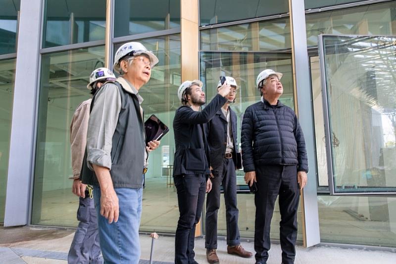 日本建築大師隈研吾至逢甲大學共善樓現勘，肯定逢甲對其地景建築設計的完善落實。