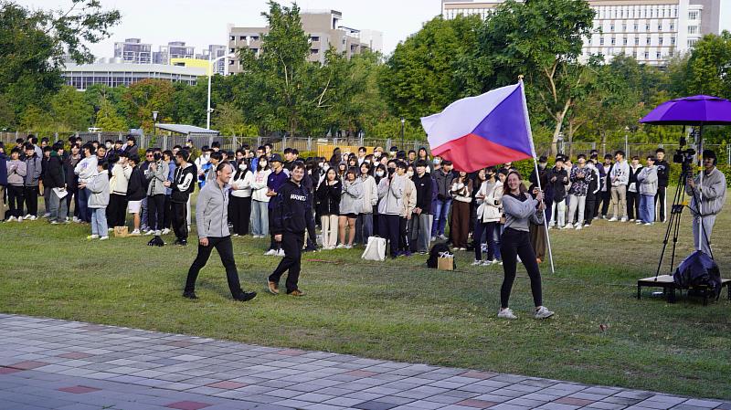 勤益科大外籍學生手持國旗繞場展開活動序幕