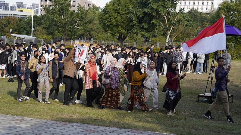 30個國家的外籍學生手持國旗繞場揭開序幕