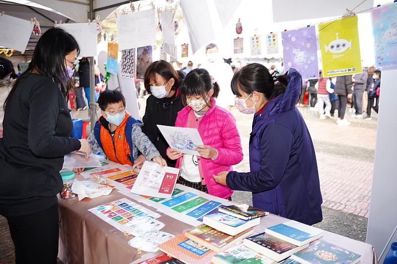 現場吸引相當多親子一起闖關找回散落在世界各地圖書館的古老精靈，感受知識與文化的魅力。