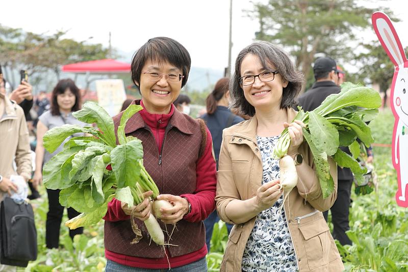 圖1 副總統蕭美琴(右)與客家委員會主任委員古秀妃(左)共下挷蘿蔔，支持台灣農產業