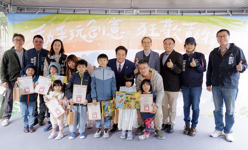 邱臣遠代理市長頒發獎狀與獎品給《動手玩創意x狂歡動物園》親子挑戰賽得獎者6組並合影。