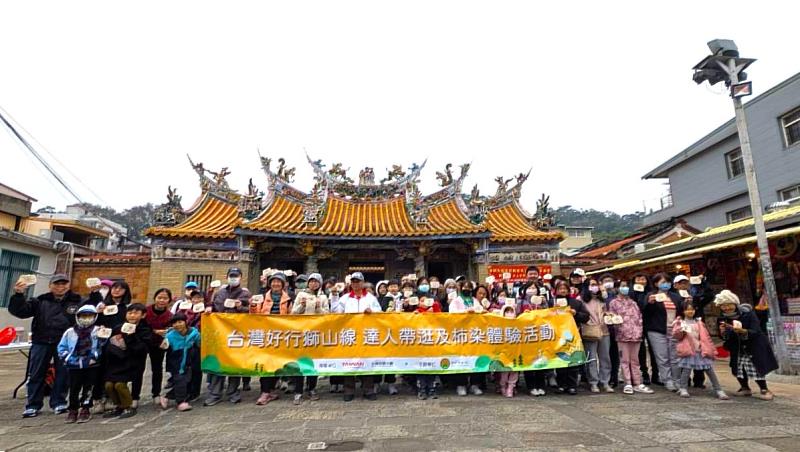 新竹縣政府12月14日在北埔老街舉辦「達人帶逛及柿染體驗活動」，現場超過百位民眾參加。