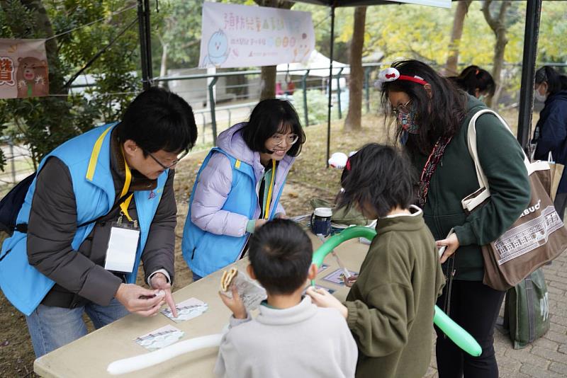 透過多元宣導攤位喚起民眾健康意識。