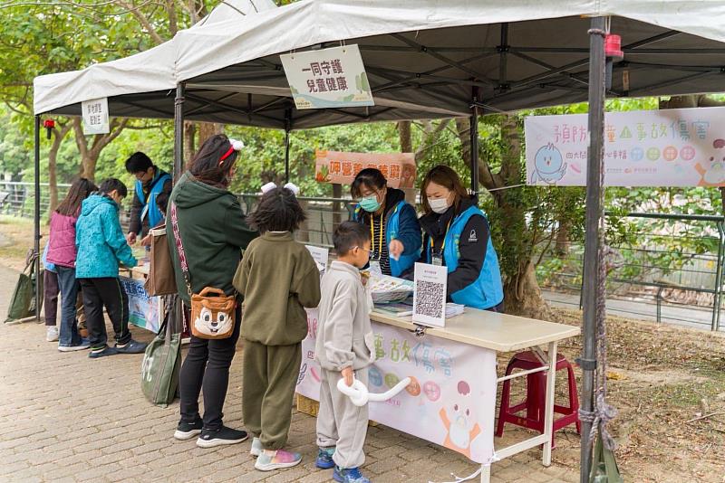 透過多元宣導攤位喚起民眾健康意識。