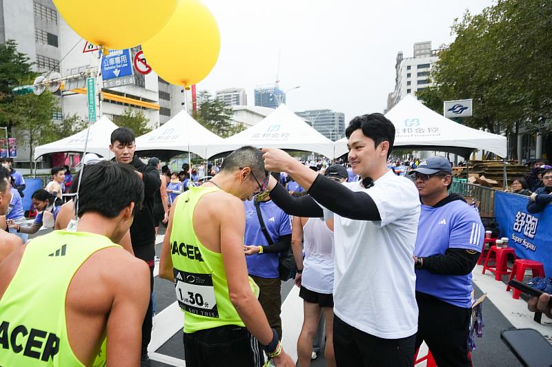 圖四：今年富邦金控首度邀請富邦悍將選手江少慶等球星在全、半馬終點處為完賽跑者掛上獎牌，與跑者們共享榮耀！