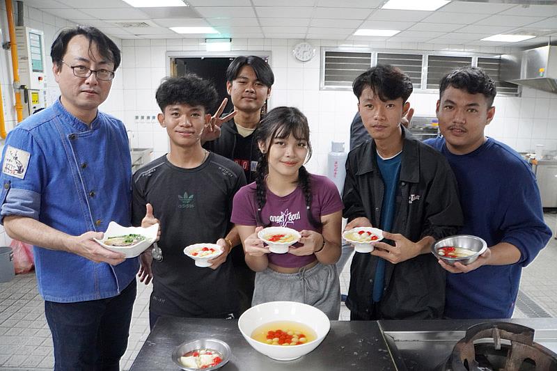 大葉大學餐旅系林言叡老師(左一)教國際學生煮湯圓