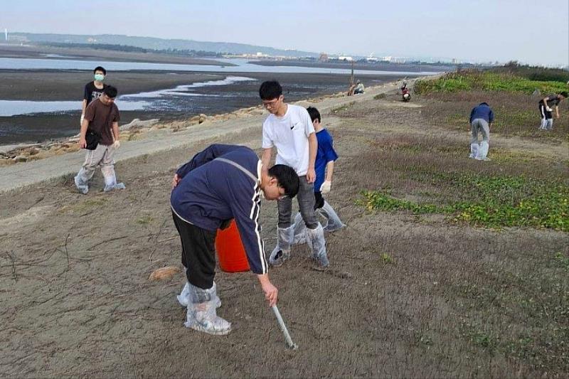 中華大學過去曾多次舉辦淨灘、植樹、輔導產業轉型等活動，鼓勵學生以行動落實USR大學社會責任，達成愛護地球、促進永續發展的目標。