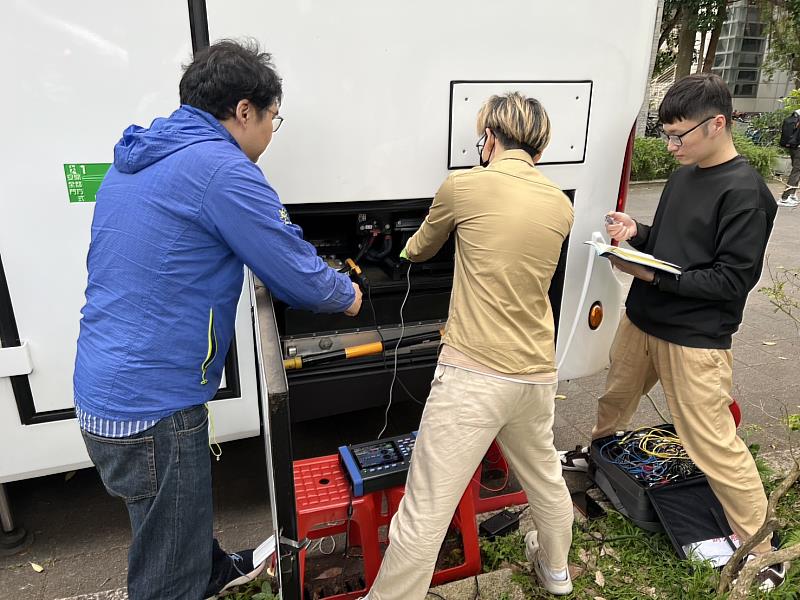 臺科大組成研究團隊針對電動捐血車進行碳排放量測。