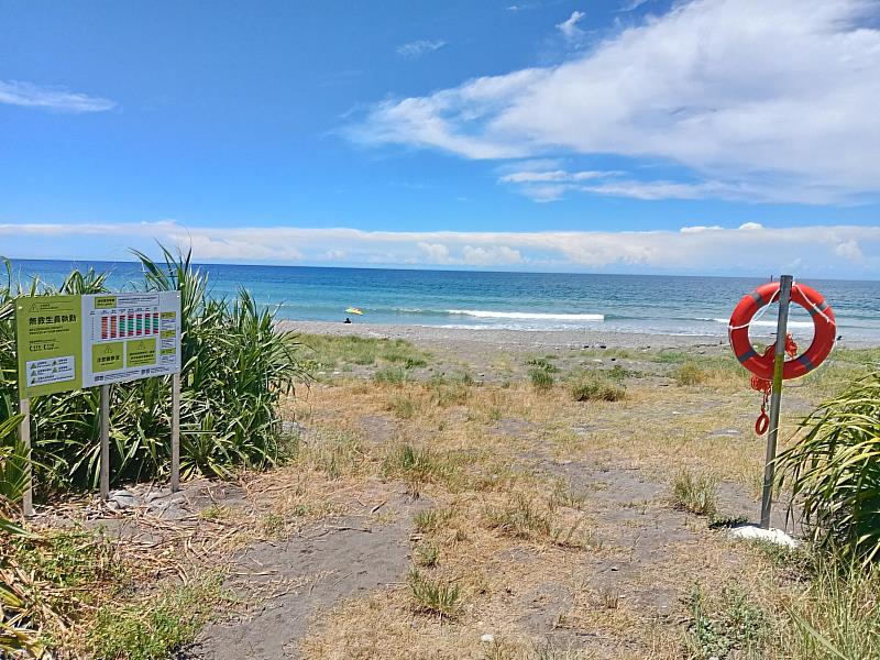 台東藍無敵海景 告示牌救生圈安全加持 縣府聯手中央及公所 整合打造海域遊憩新美學