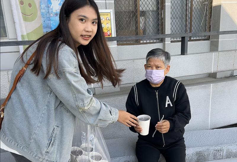 「藝鄉青年」團隊成員送上茶飲給長輩