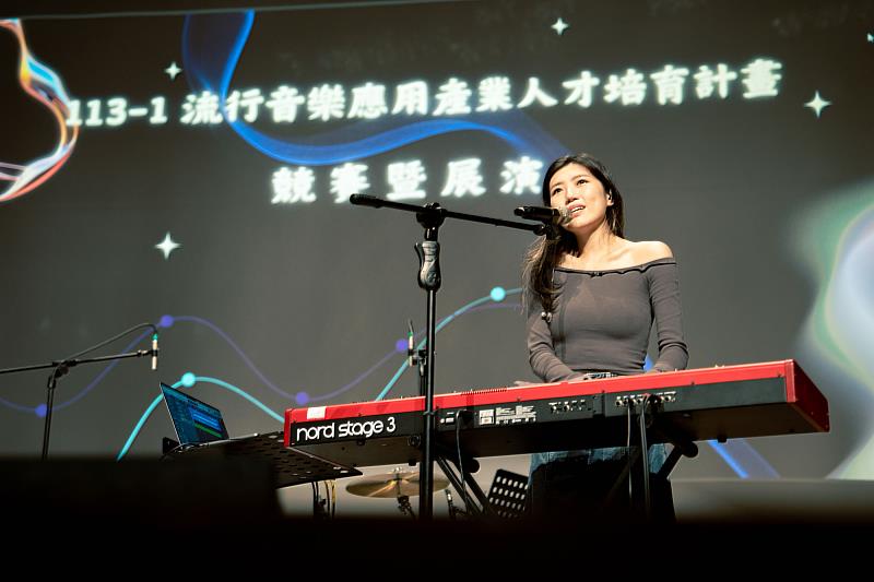 競賽主持人林希子為世新學弟妹表演創作歌曲。（世新大學提供）