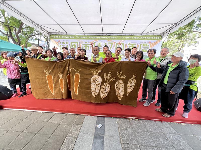 微風市集是由來自高雄杉林、六龜、旗美等地的有機小農組成，現已成為全台灣規模最大的有機市集。