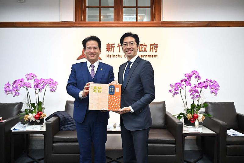 代理市長邱臣遠、世台聯合基金會亞太中心理事長林敬倫相互贈禮