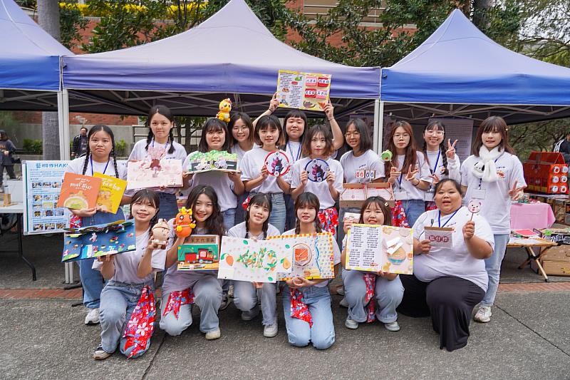 結合臺中市政府客委會幼兒園沉浸式客語計畫，朝陽幼保系【藝桐作Hakka】專題學生推動幼兒客語學習受肯定。