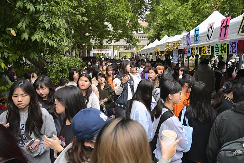 文藻外大慈善義賣園遊會吸引滿滿人潮參加，一同做公益。