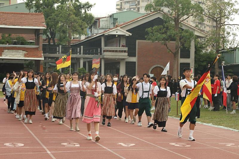 德國語文系師生穿上德國傳統服飾進場，吸引全場目光。