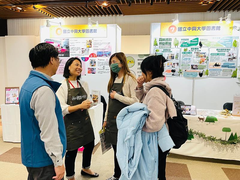 與全國圖書館同道解說和交流