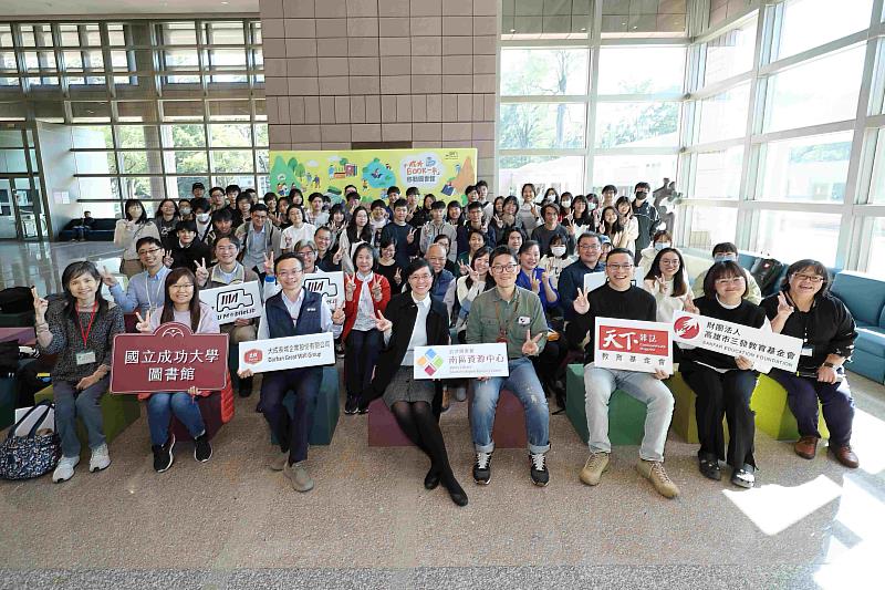 「成大 Book 一市」移動圖書館通識課程成果發表會開幕式大合照