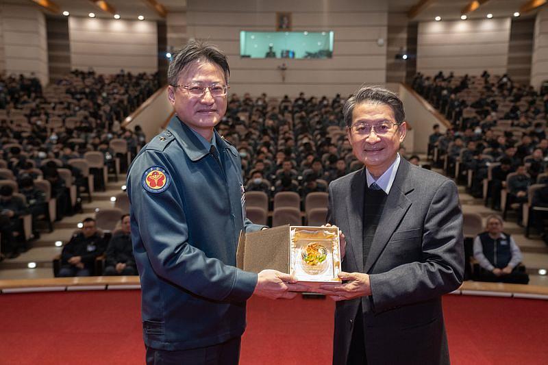 林院長特別感謝吳院士為學校帶來精彩的講演(國防醫學院提供)。