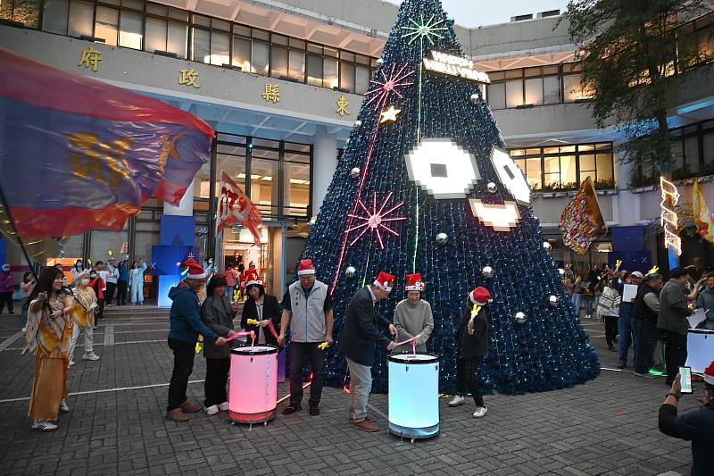 歲末感恩迎新年 臺東縣府點燈儀式 電玩風聖誕樹閃耀廣場 饒慶鈴邀民眾來臺東歡慶聖誕及跨年