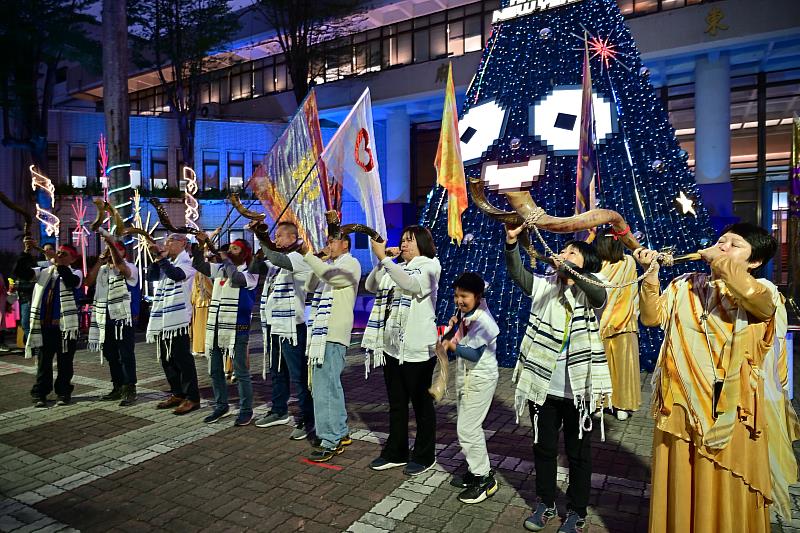 歲末感恩迎新年 臺東縣府點燈儀式 電玩風聖誕樹閃耀廣場 饒慶鈴邀民眾來臺東歡慶聖誕及跨年